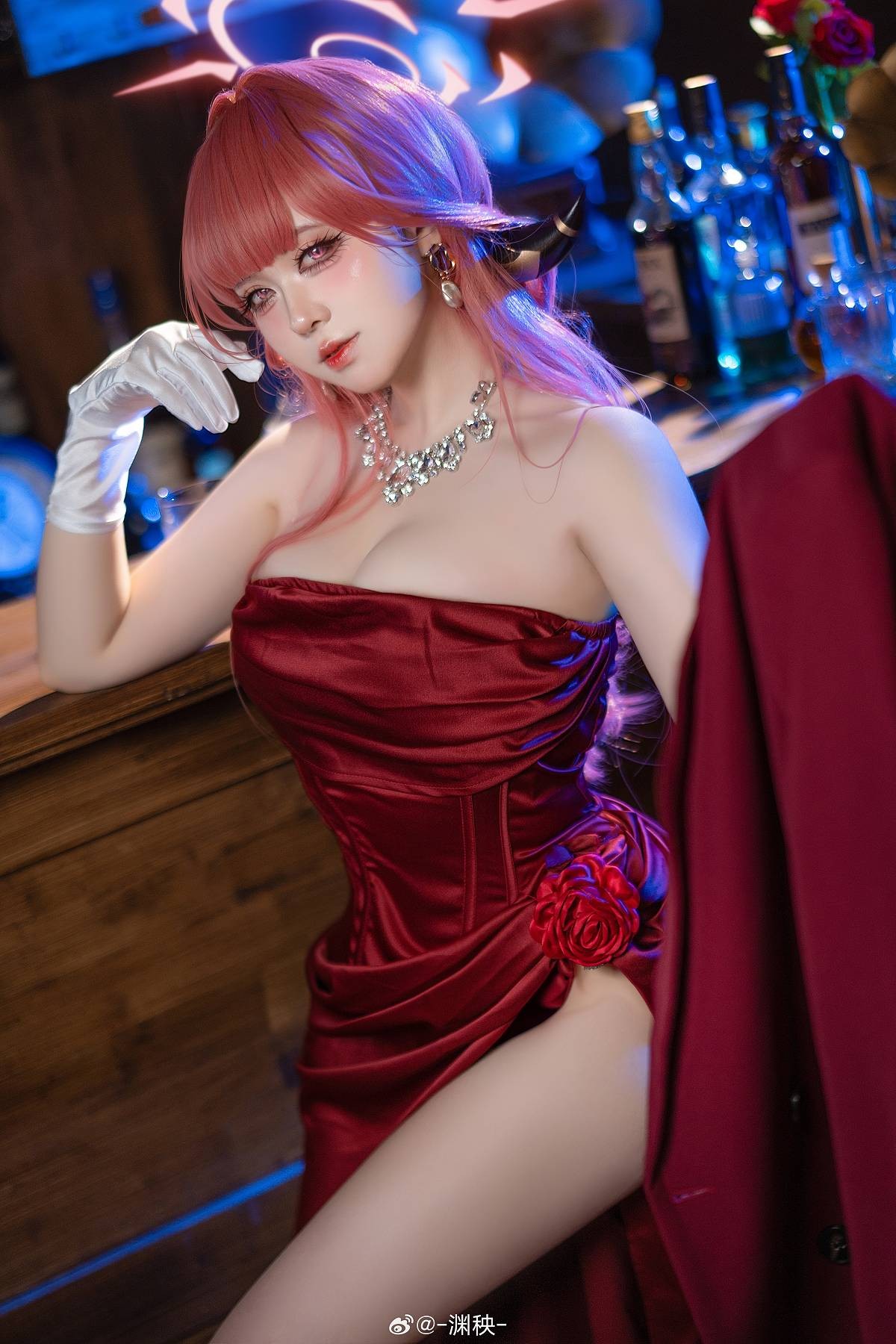 「蔚蓝档案」陆八魔阿露 cosplay 礼服很适合我？那，那是当然！毕竟我可是社长啊……呵呵~